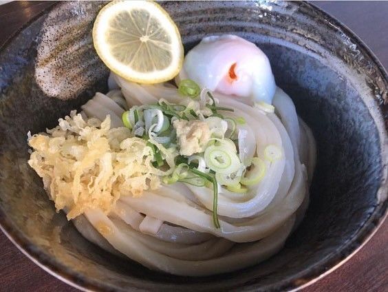 定番メニューから季節の一杯まで　様々なうどんが提供されている