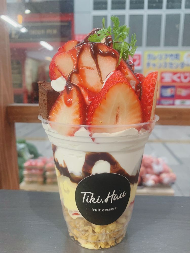 마치 과일 타워!　신선한 과일을 듬뿍 넣은 파르페는 재료의 맛으로 승부한다!