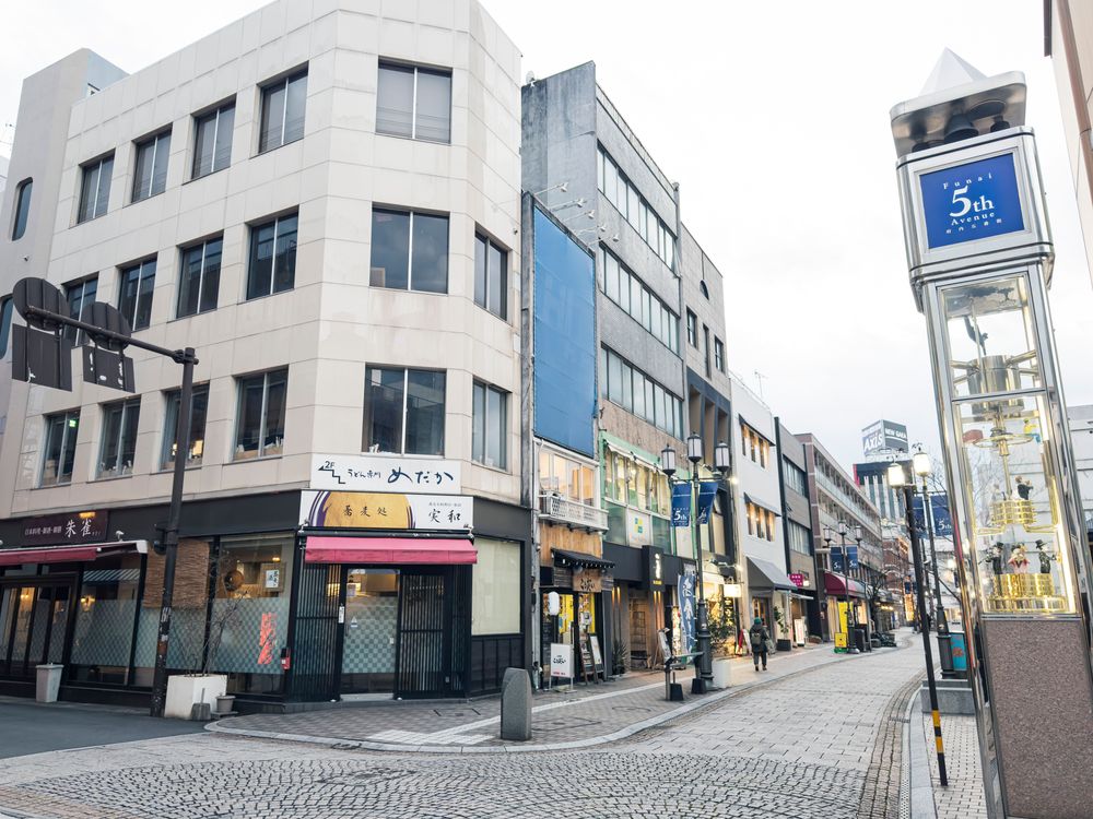 府内五番街にある『うどん専門店めだか』　建物の２階にある