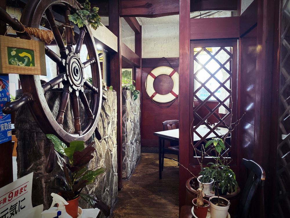 Displays related to the "ship" in the store's name. The store's interior is full of tasteful space.