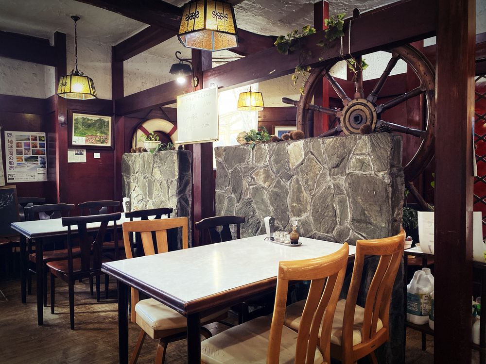 Displays related to the "ship" in the store's name. The store's interior is full of tasteful space.