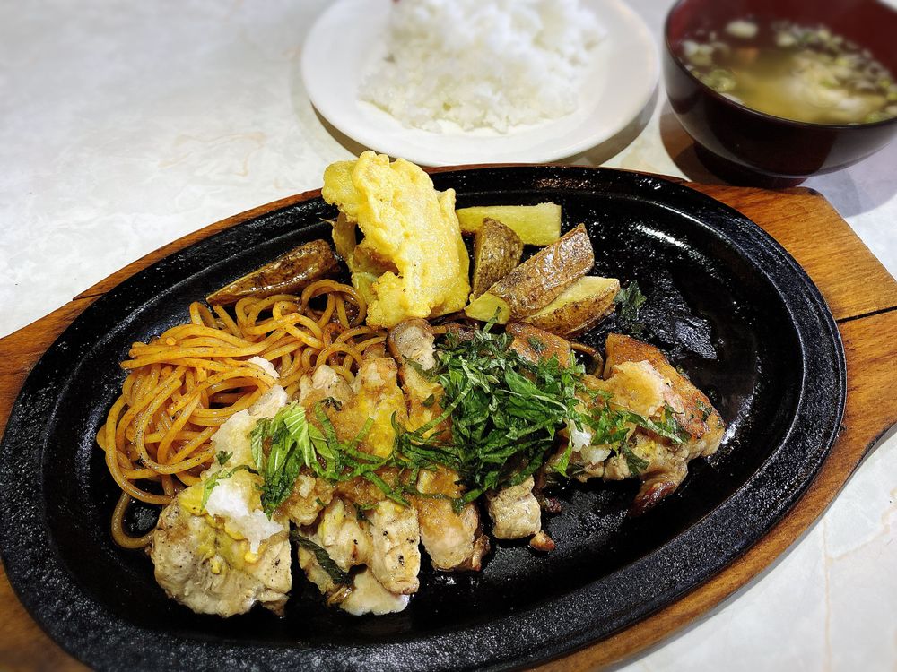 A long-established restaurant with a 100-year history that continues to be loved for its hearty menu.
