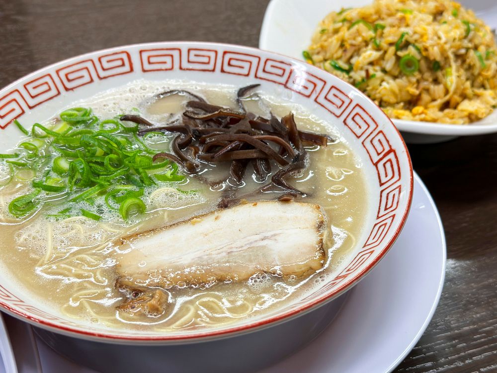 シンプルな王道・豚骨ラーメンとチャーハン　激戦区で貫く豚骨美学