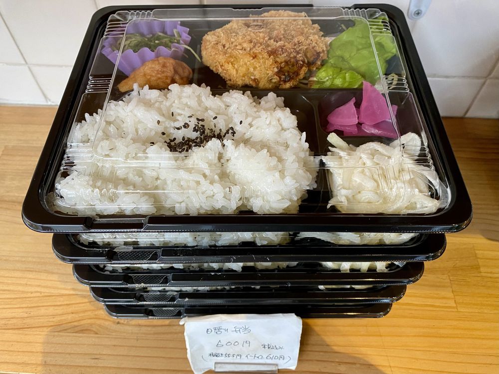 日替わりをはじめ、十数種類のお弁当が並ぶ