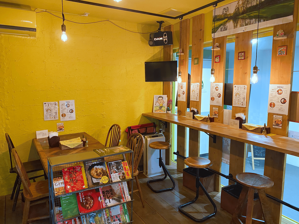 ビルの入り口から少し奥に進んだところにお店がある