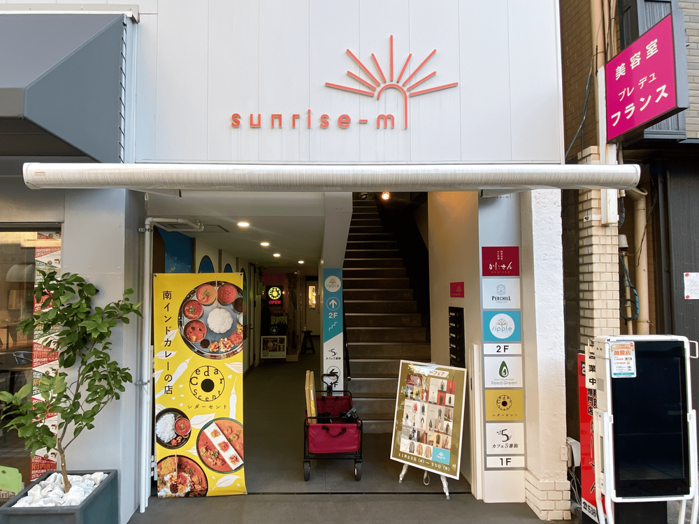 ビルの入り口から少し奥に進んだところにお店がある