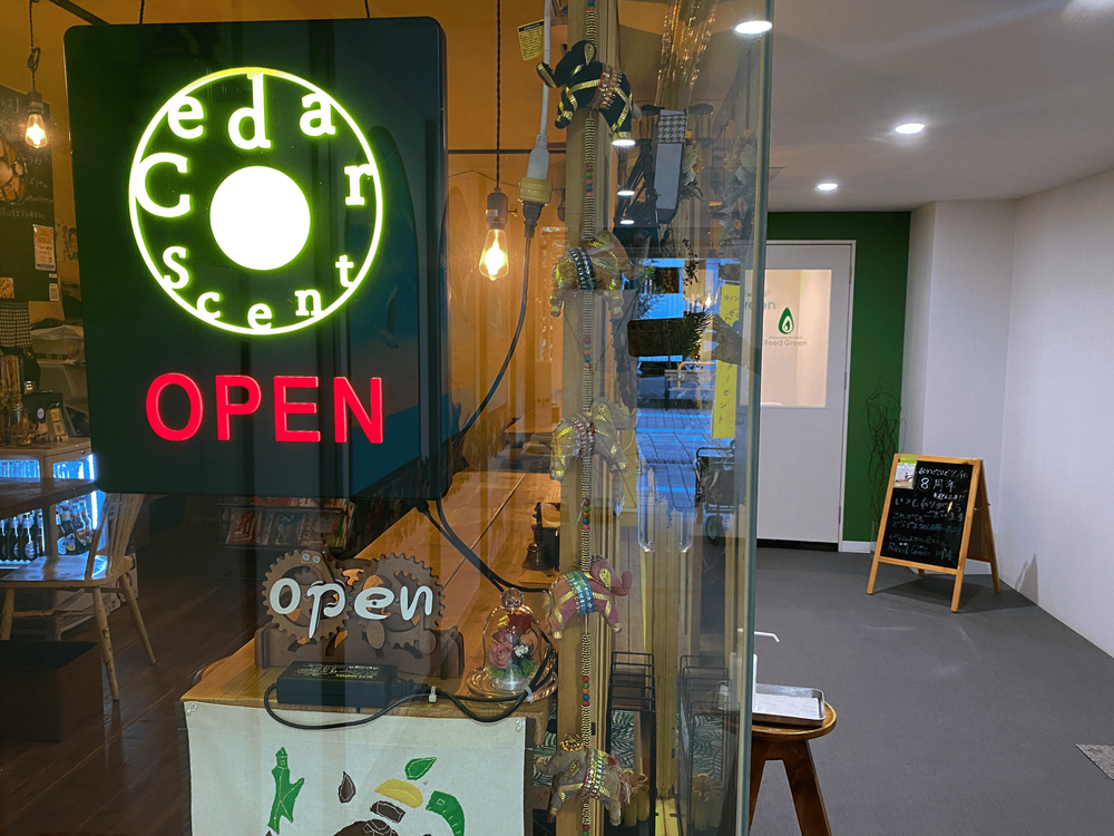 ビルの入り口から少し奥に進んだところにお店がある