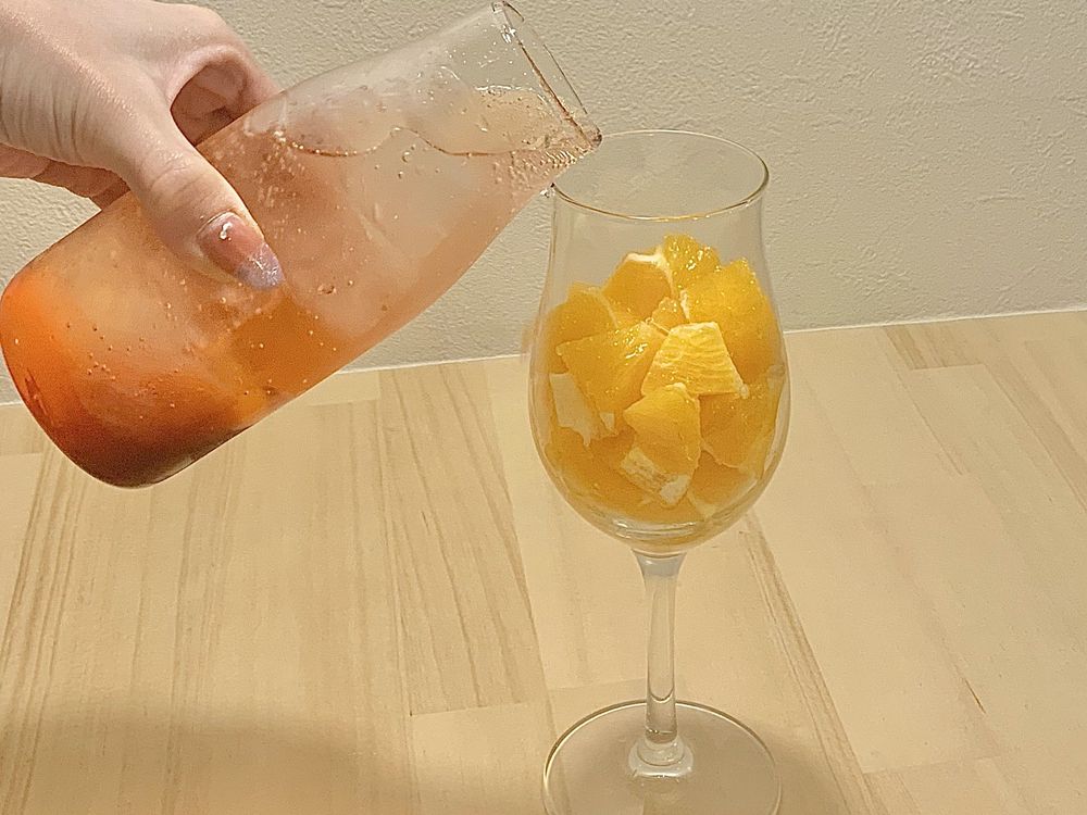 계절 과일 파르페 1400엔, 미니 파르페 800엔~, 커스텀 칵테일 과일과 리큐어 등 다양한 선택이 가능한 커스텀 칵테일, 안주 모듬 접시 1300엔 등 다양한 메뉴가 준비되어 있다.
