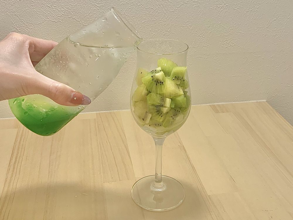 계절 과일 파르페 1400엔, 미니 파르페 800엔~, 커스텀 칵테일 과일과 리큐어 등 다양한 선택이 가능한 커스텀 칵테일, 안주 모듬 접시 1300엔 등 다양한 메뉴가 준비되어 있다.