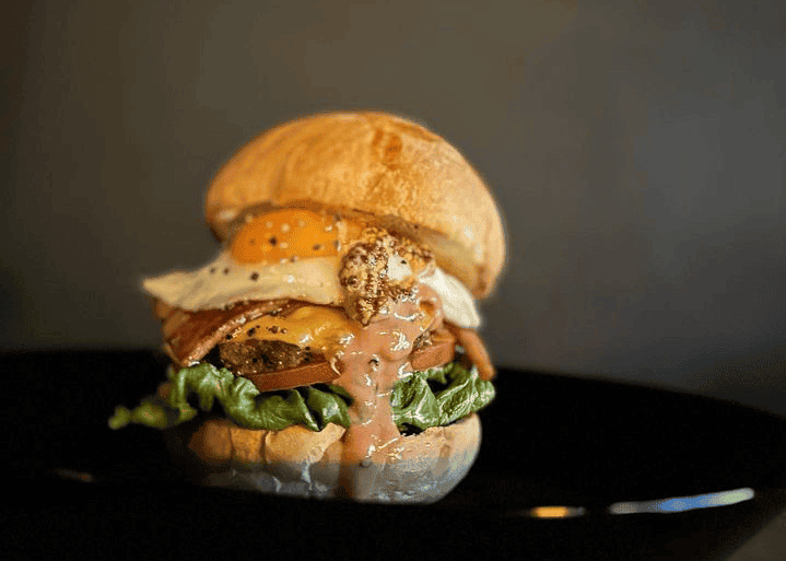 取材を忘れてくつろぎそうに・・・ こだわり空間でいただくオールハンドメイドのハンバーガー