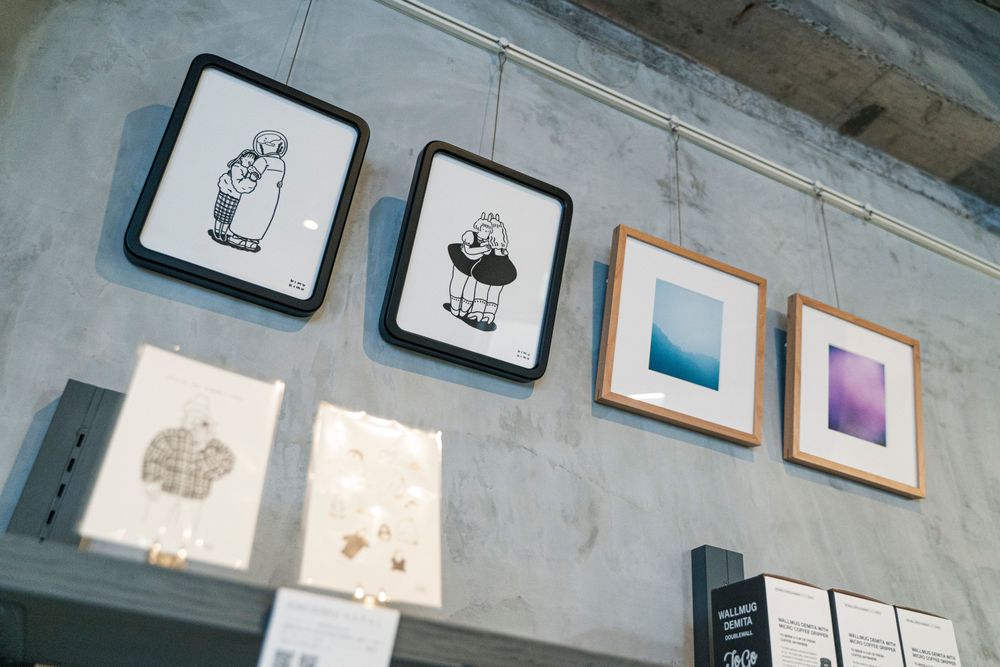 さまざまなテイストのアート作品が並ぶ