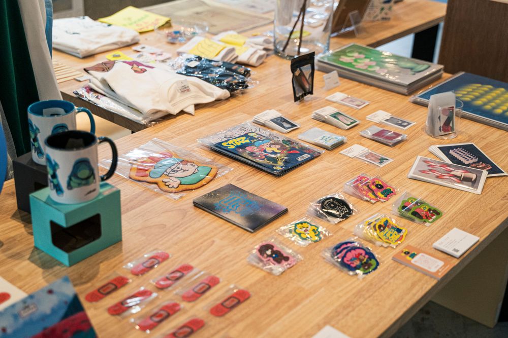 さまざまなテイストのアート作品が並ぶ