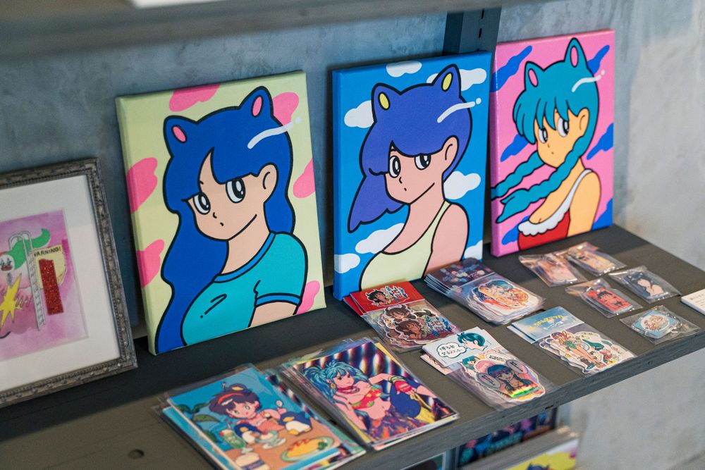 さまざまなテイストのアート作品が並ぶ