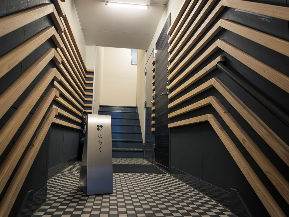 美味しい蕎麦で話題の「はちく」 カウンターとテーブル席がある