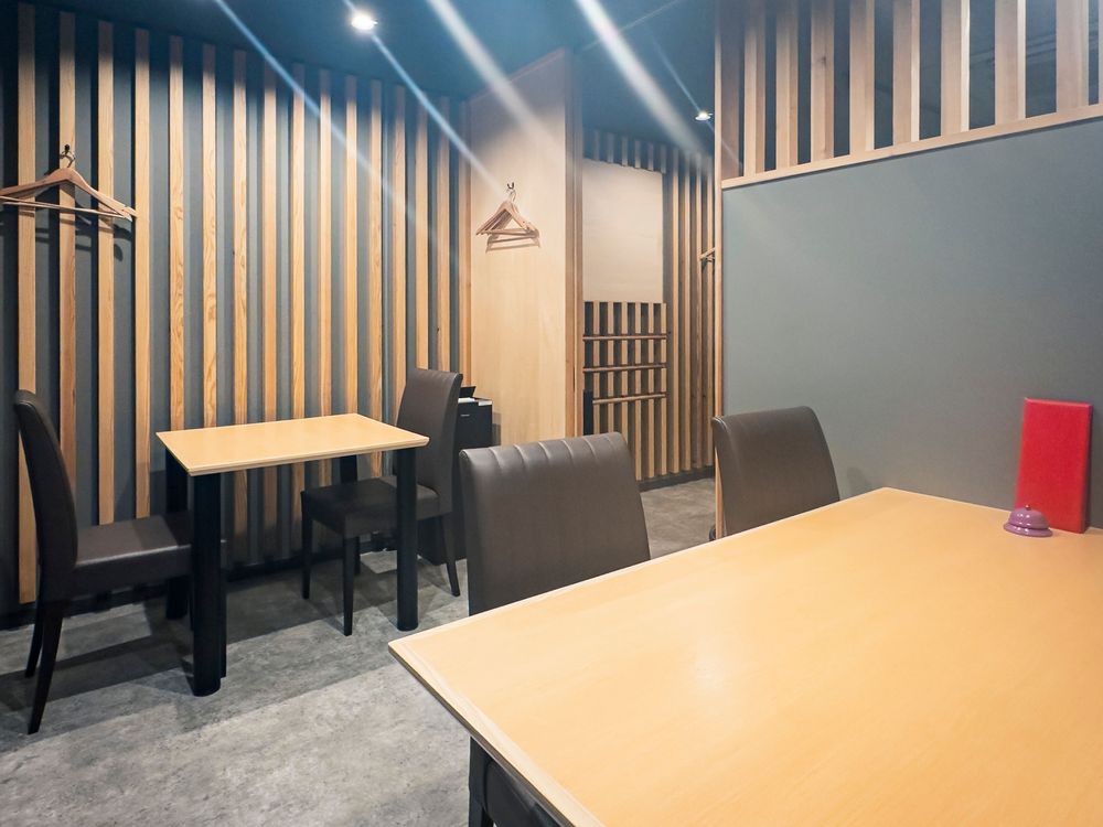 美味しい蕎麦で話題の「はちく」 カウンターとテーブル席がある