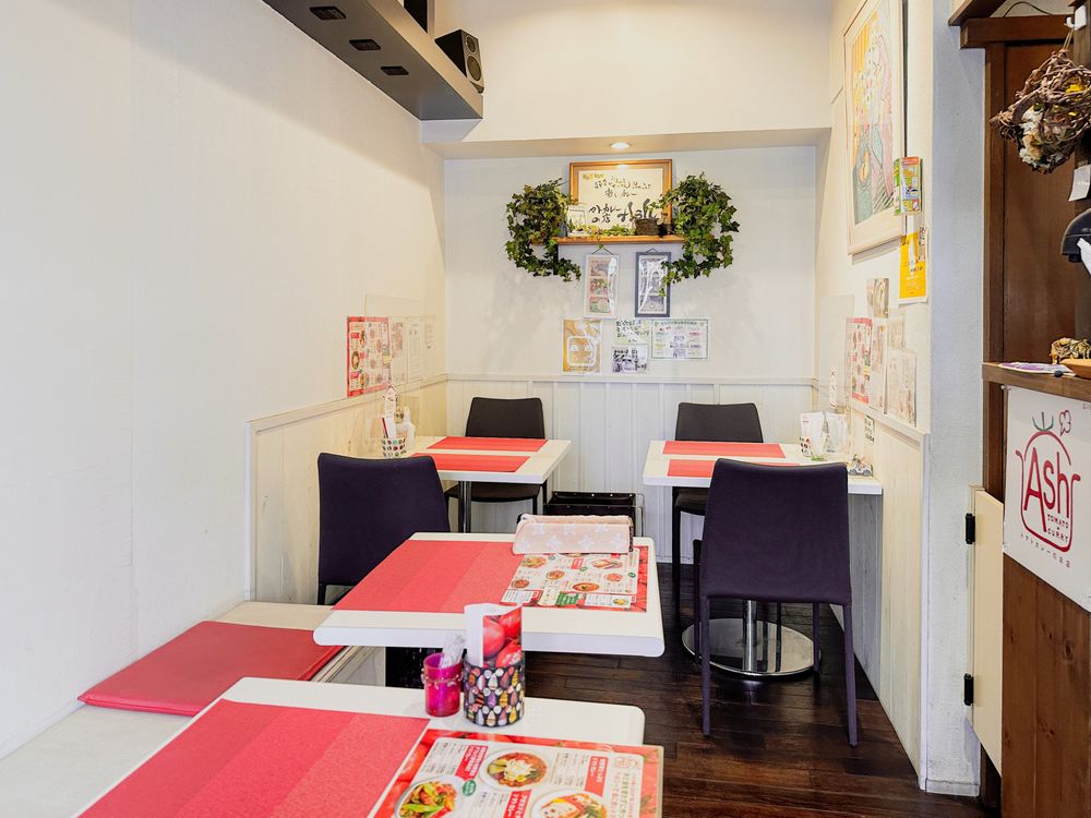 西红柿咖喱餐厅灰",以西红柿插图和红色为标志。