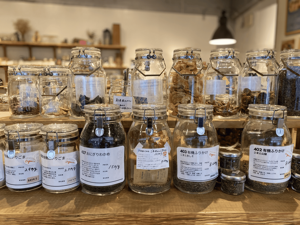 ずらりと商品が並ぶ店内。ふりかけ、岩塩、洗剤やシャンプーなども