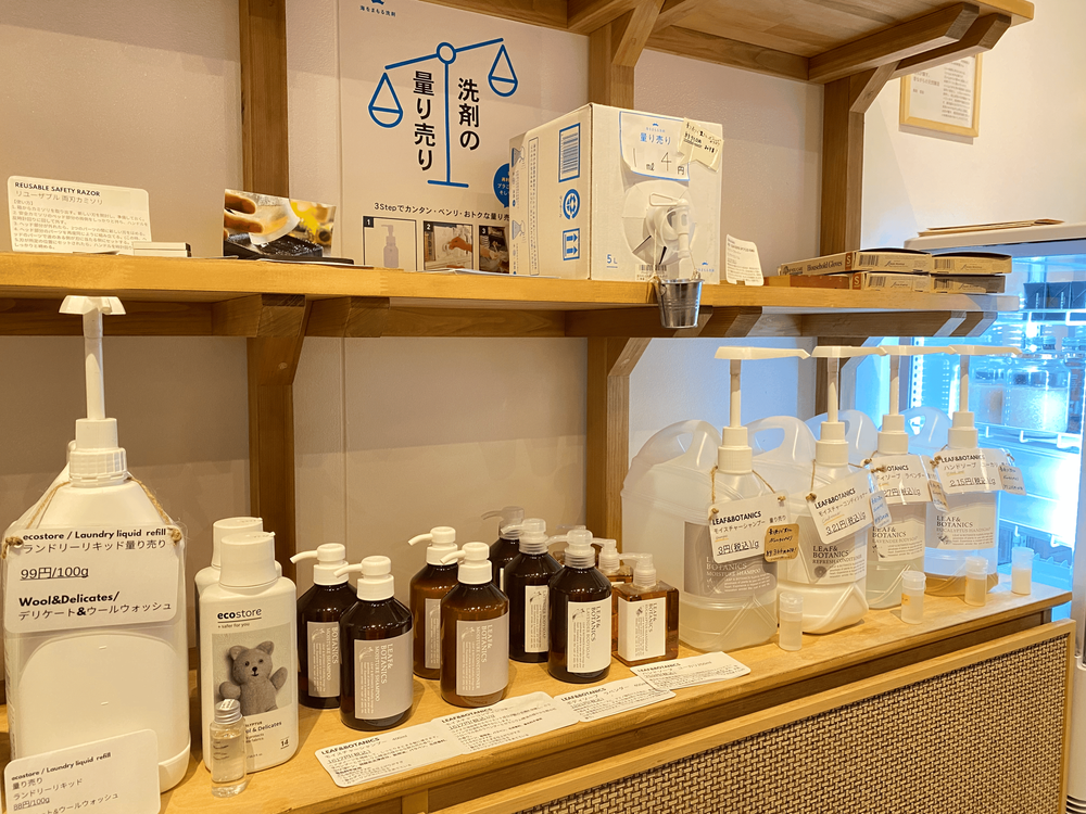 ずらりと商品が並ぶ店内。ふりかけ、岩塩、洗剤やシャンプーなども