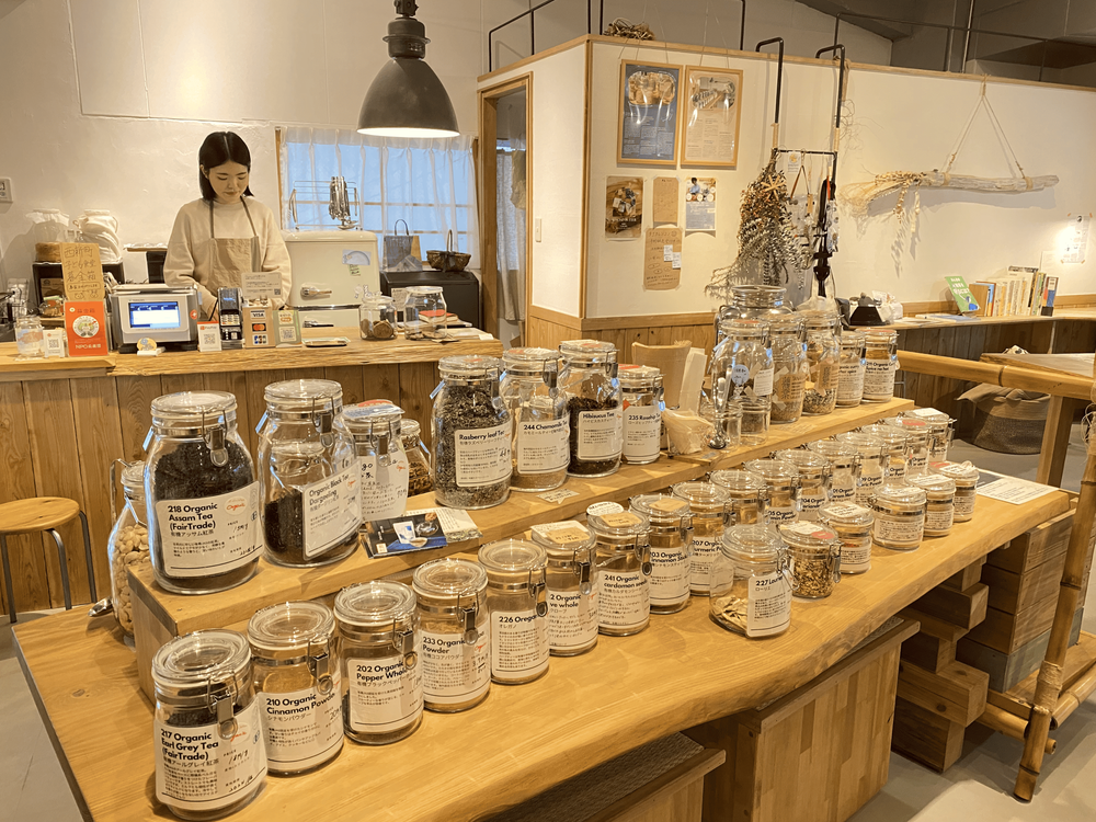 ずらりと商品が並ぶ店内。ふりかけ、岩塩、洗剤やシャンプーなども