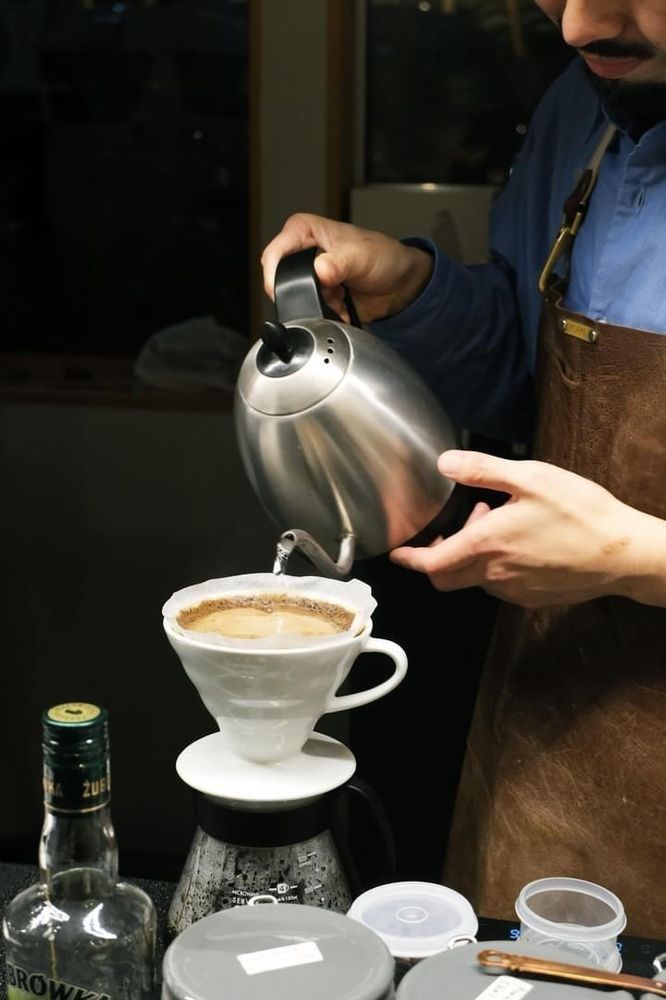 A cup of coffee spins "connections between people" A place for relaxation in the town center where the circle gently expands