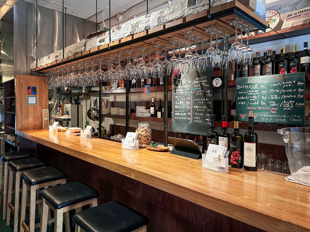 在大分市中央町的 "a te",一排形状各异、深浅不一的酒杯闪闪发光。