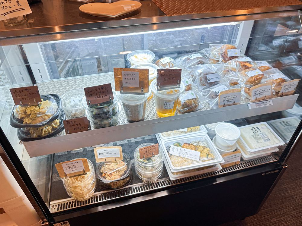 商店里的熟食、糖果和盒饭也很有吸引力!