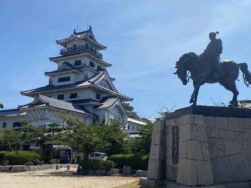 日本三大水城のひとつ「今治城」、海水を引いた内堀にタイが泳ぐ姿も