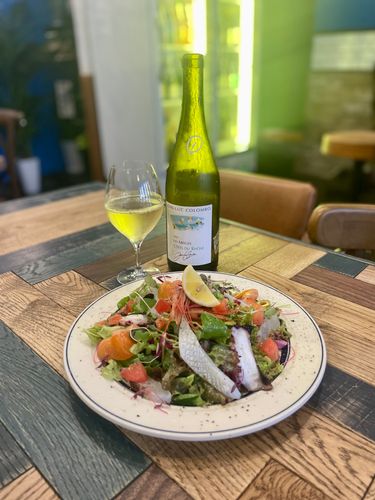 「ワインを片手に宴を楽しんで欲しい」肩肘張らずにナチュラルワインを味わえる店、BISTRO LE BANQUET