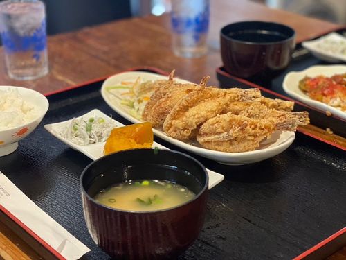 今治の路地裏に国際色豊かな魚料理の隠れ家 ブラジル人夫婦が営む「Cafe warm」の魅力とは?