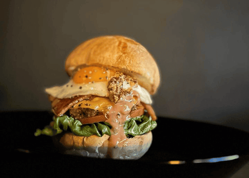 取材を忘れてくつろぎそうに・・・ こだわり空間でいただくオールハンドメイドのハンバーガー